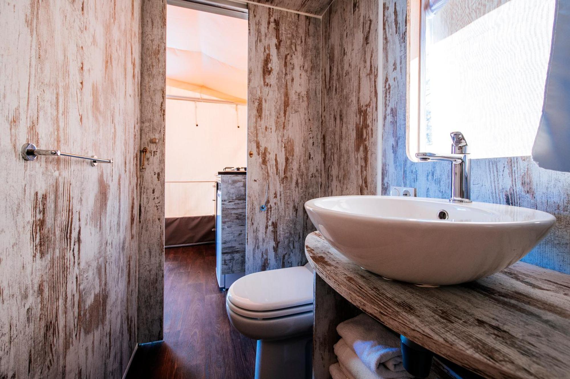 Zaton Holiday Resort Glamping Tents Нин Номер фото